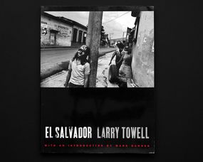Книга роботи відомих фотографів Ларрі Тоуелл Larry Towell: El Salvador. Б/У книги про мистецтво фотографії