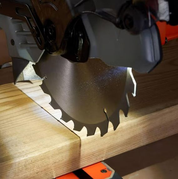 Пила торцювальна мережева Black&Decker BES702 | Зображення 6