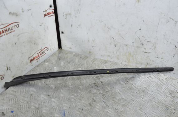 Накладка лобового скла ліва Seat Ibiza IV 2008-2017 Молдинг скла передня ліва Сеат Ібіза 4 6J0854319A