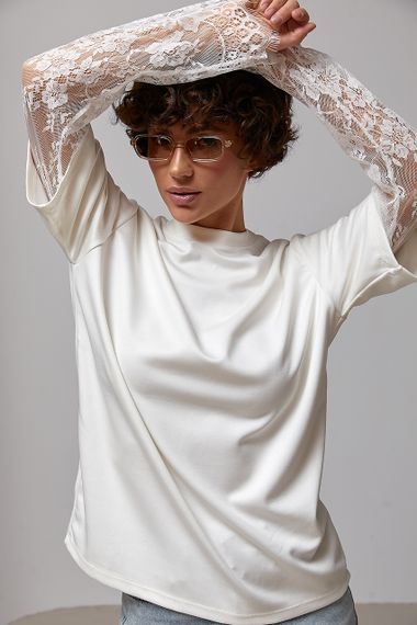 Трикотажний лонгслів з мереживними вставками на рукавах - молочний цвет, M (є розміри) | Зображення 4