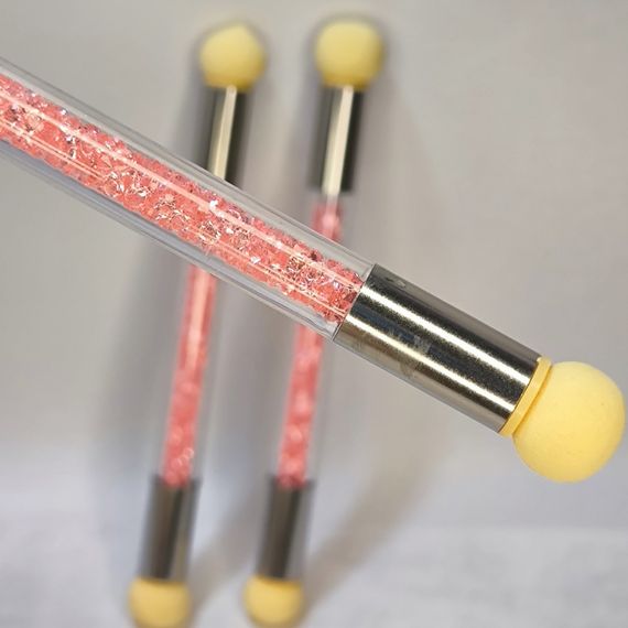 Аэропуффинг для дизайна ногтей с розовыми стразами