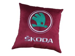 Авто Подушка c вышивкой логотипа марки шкода Skoda Малиновый автомобилисту 02224