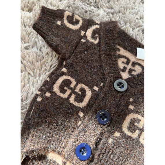 Брендовая кофта для собак GUCCI на пуговицах с бежевыми буквами,  коричневая | Зображення 1