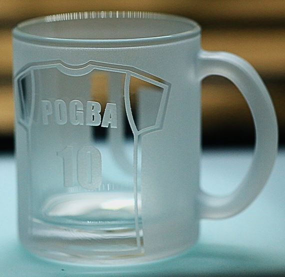 Подарункова скляна чашка для чаю та кави 320 мл з  гравіюванням лого футбольного клуба ФК Ювентус POGBA | Зображення 5