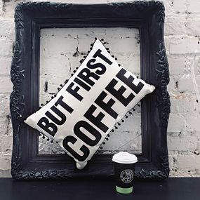Подушка из мешковины с помпонами But first coffee 45x32 см (43PHBP_URB003)