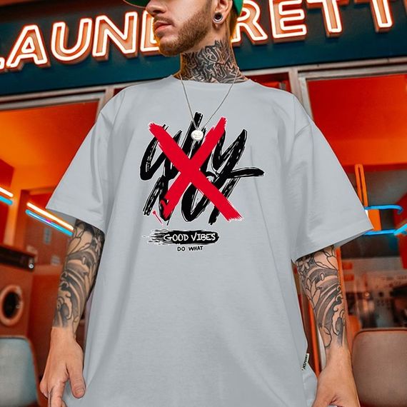 Сіра легка чоловіча літня оверсайз футболка з модним дизайном