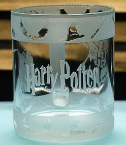 Кружка 320 мл "Гаррі Поттер" з гравіюванням  Матова скляна чашка Хогвартс  Подарунок фанату магічного світу