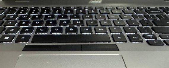 Ноутбук Б-клас Dell Latitude 5510 / 15.6" (1920x1080) IPS / Intel Core i7-10610U (4 (8) ядра по 1.8 - 4.9 GHz) / 16 GB DDR4 / 256 GB SSD / Intel UHD Graphics / WebCam б/в | Зображення 2