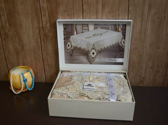 Велюрова скатертина з мереживом Maison 160×350 см Yildiz бежева | Зображення 1