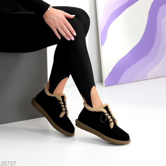 Стильные зимние низкие замшевые черные ботинки с бежевой опушкой | Зображення 5