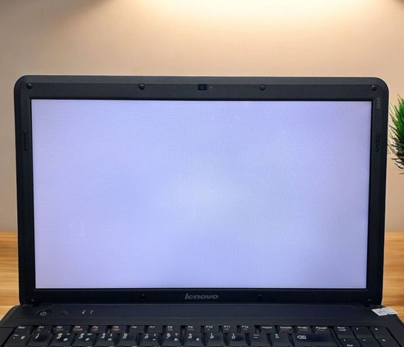Ноутбук Б-класс Lenovo G550 / 15.6" (1366x768) TN / Intel Pentium T4500 (2 ядра по 2.3 GHz) / 8 GB DDR3 / 120 GB SSD / Intel GMA Graphics 4500M / WebCam б/у | Зображення 2