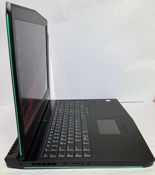 Ігровий ноутбук Dell Alienware 17 R4 / 17.3" (2560x1440) IPS / Intel Core i7-7700HQ (4 (8) ядра по 2.8 - 3.8 GHz) / 32 GB DDR4 / 1960 GB SSD / nVidia GeForce GTX 1070, 8 GB GDDR5, 256-bit / WebCam б/в | Зображення 3