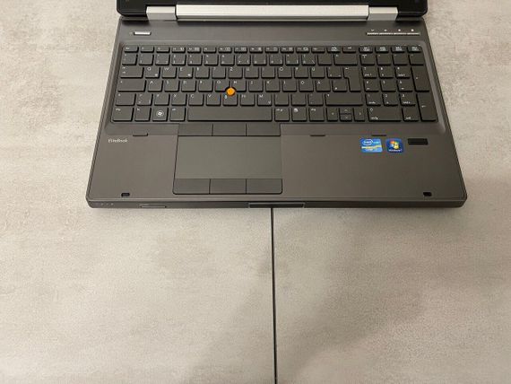 Мобільна робоча станція HP EliteBook 8560w / 15.6" (1920x1080) TN / Intel Core i7-2630QM (4 (8) ядра по 2.0 - 2.9 GHz) / 16 GB DDR3 / 256 GB SSD / nVidia Quadro 1000M, 2 GB GDDR3, 128-bit / WebCam / DVD-ROM б/в + Подарунок Дротова миша / USB | Зображення 3