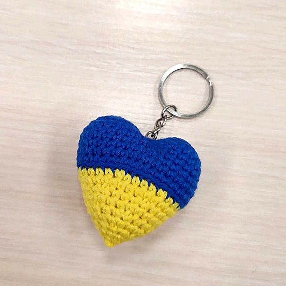 Брелок вязаный сердце Украины в цветах флага 6х6 см ручная работа, Амигуруми | Зображення 5