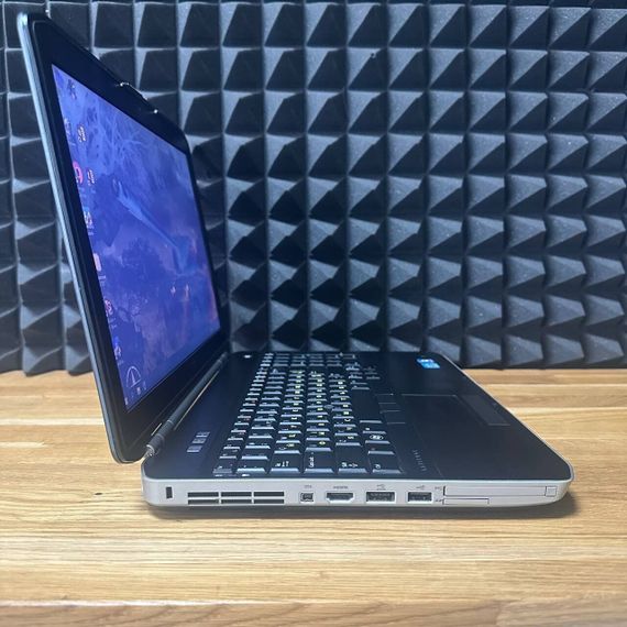 Ноутбук Dell Latitude E5520 / 15.6" (1366x768) TN / Intel Core i5-2410M (2 (4) ядра по 2.3 - 2.9 GHz) / 8 GB DDR3 / 128 GB SSD / Intel HD Graphics 3000 / WebCam / DVD-ROM б/у | Зображення 2