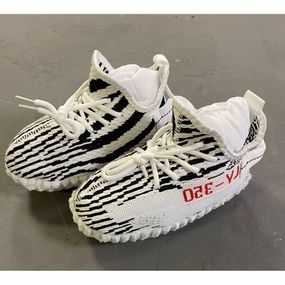 Игрушка для собак Yeezy Boost 350 кроссовок со шнурками с пищалкой, белый