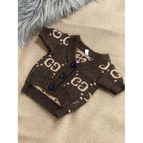 Брендовая кофта для собак GUCCI на пуговицах с бежевыми буквами,  коричневая