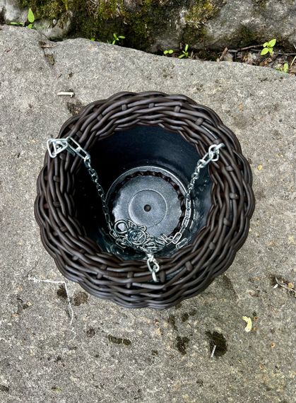 Підвісне кашпо зі штучного ротангу “Нічне Венге” 5 л — темне плетене кашпо ручної роботи для саду та балкона | Зображення 3