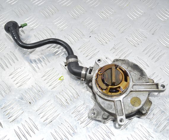 Вакуумний насос 2.0 TFSI Skoda Octavia II 2005-2013 Насос вакуумний Шкода Октавія 2 06D145100E