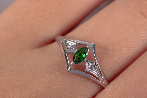 Кольцо из белого золота с зеленым камнем 15