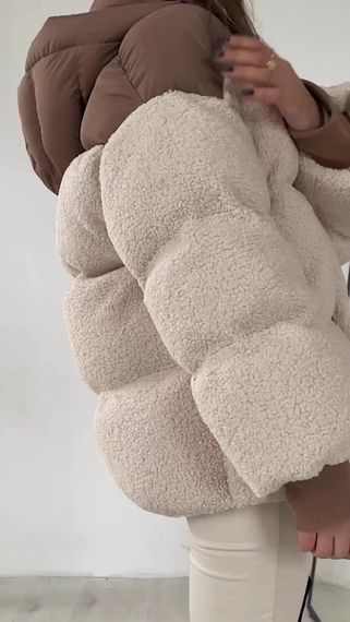 Жіночий пуховик Fluffy Puffer з еко хутра молоко з бежевими вставками зі знімним капюшоном | Зображення 7