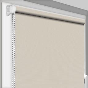Рулонна штора Rolets Роял 1-813-675 67.5x170 см відкритого типу Молочна