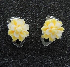Клипсы серьги детские для ушей без пробивания уха Liresmina Jewelry серьги в виде цветка "Эклерчик" желтые