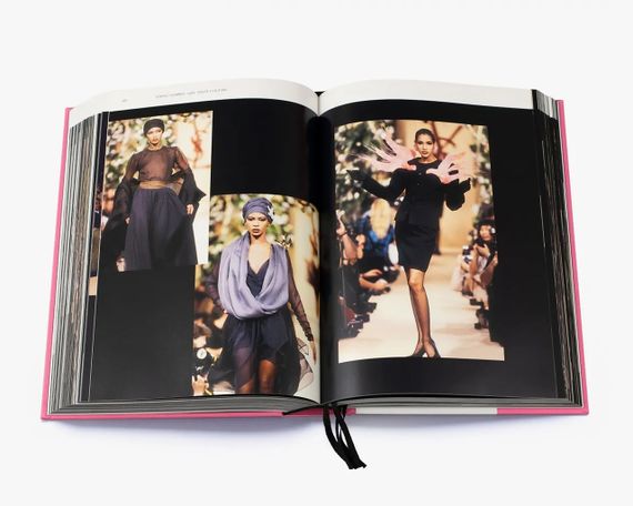 Книга про модний Дім Ів Сен-Лоран Yves Saint Laurent Catwalk: The Complete Haute Couture Collections | Зображення 4