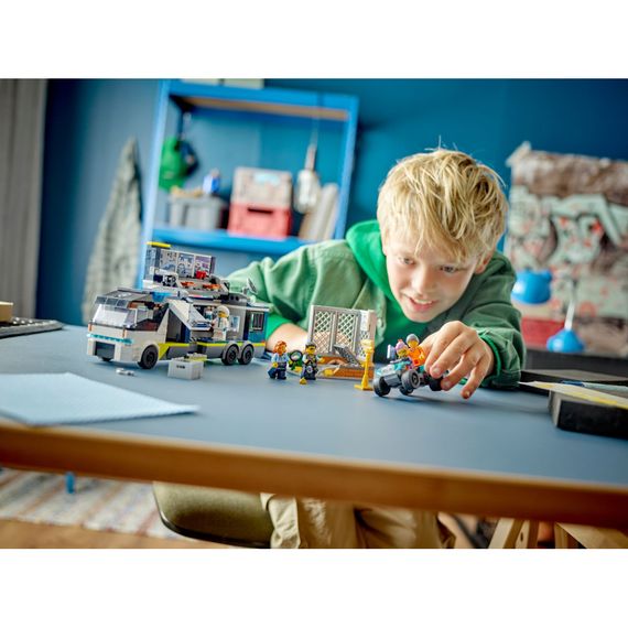 Конструктор LEGO City Пересувна поліцейська криміналістична лабораторія 674 деталей (60418) | Зображення 8