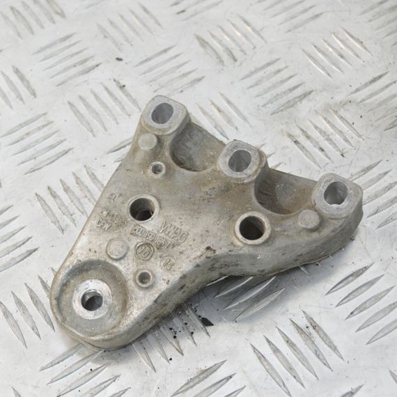 Кронштейн подушки двигуна правий 1.4 Skoda Fabia 1999-2007 Лапа опора мотора права Шкода Фабія 6Q0199185T