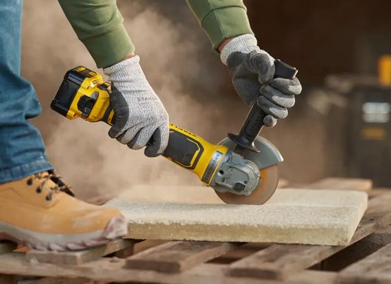 Шліфмашина кутова акумуляторна безщіткова Stanley FATMAX з АКБ та ЗП SFMCG700M2K | Зображення 4