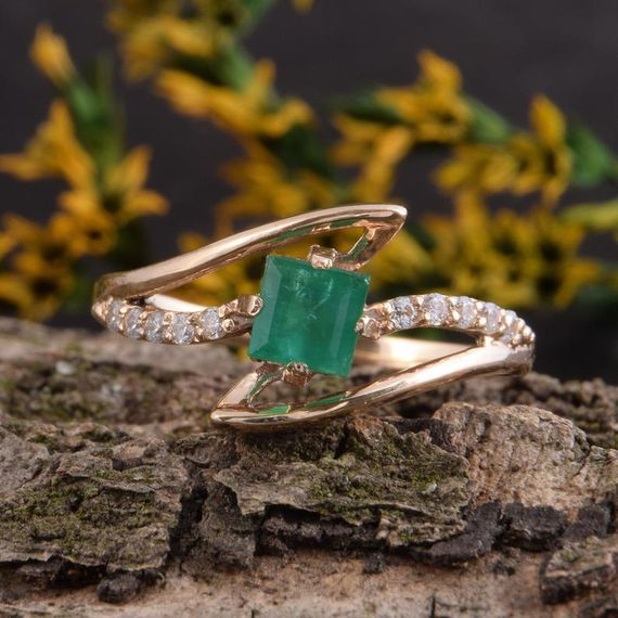 Женское золотое кольцо с изумрудом 15.5 | Зображення 5