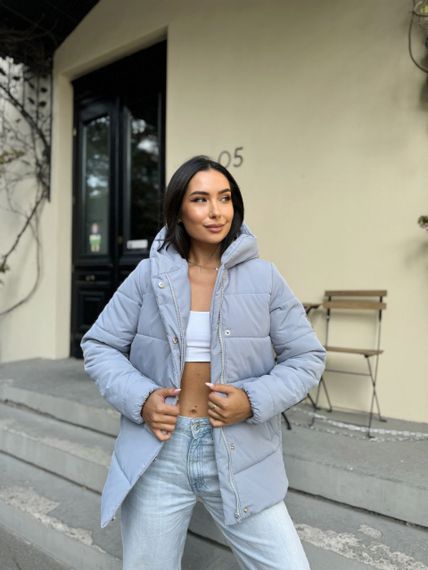 Жіноча тепла стьобана куртка зефірка на блискавці та кнопках з капюшоном розмір 46 сірий колір UH270 | Зображення 3