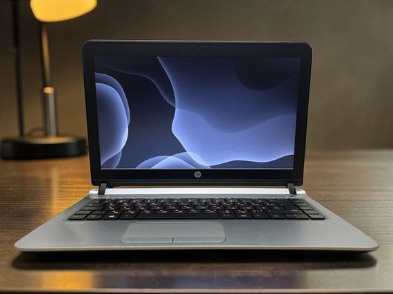 Ноутбук Б-класс HP ProBook 430 G3 / 13.3" (1366x768) TN / Intel Core i5-6200U (2 (4) ядра по 2.3 - 2.8 GHz) / 4 GB DDR3 / 120 GB SSD / Intel HD Graphics 520 / WebCam / Не держит б/у | Зображення 1
