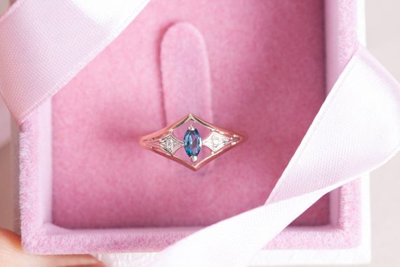 Кольцо из красного и белого золота с топазом 18.5 | Зображення 4