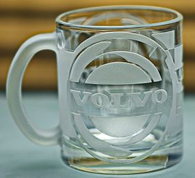 Стеклянная чашка Volvo 320 мл с гравировкой Подарок автолюбителю кружка для чая и кофе с лого авто Вольво и легендарный слоган