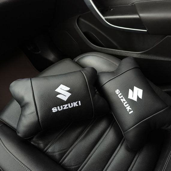 Набір шкіряних подушок Suzuki з вишивкою логотипу + брелок у подарунок для авто | Зображення 1