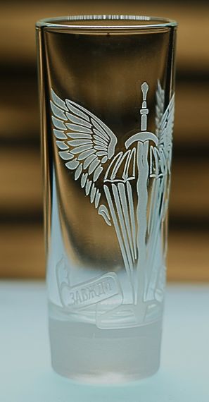 Рюмка 60 мл з гравіюванням ДШВ подарунок для військовослужбовця чарка з логотипом Десантно-штурмових стопка військ ЗСУ | Зображення 1