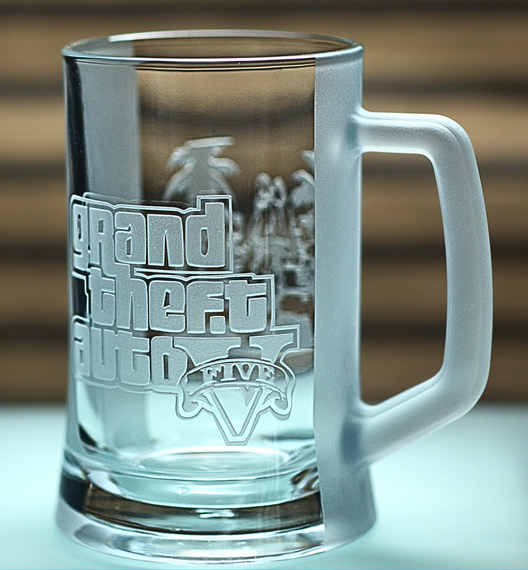 Пивний келих з ручкою 670 мл ГТАз гравіюванням  кружка Grand Theft Auto Подарунок геймеру GTA | Зображення 4