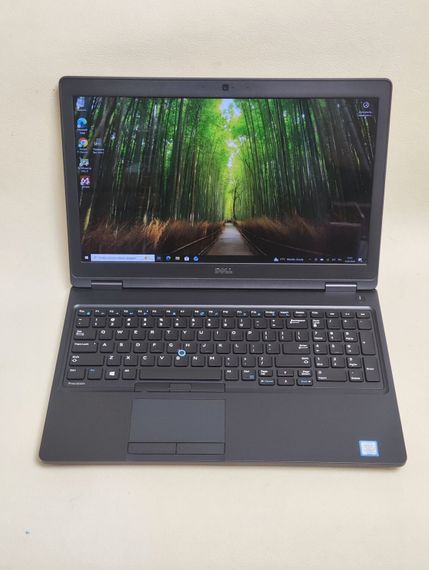 Ноутбук Dell Inspiron 17 5767 / 17.3" (1600x900) TN / Intel Core i5-7200U (2 (4) ядра по 2.5 - 3.1 GHz) / 8 GB DDR4 / 256 GB SSD / Intel HD Graphics 620 / WebCam б/у | Зображення 1