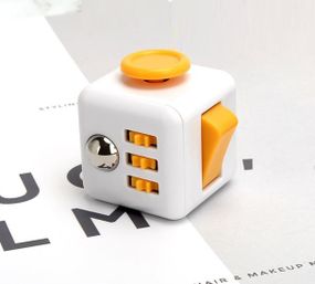 Кубик антистресс Fidget Cube 18579 3.5х3.5х4 см белый с оранжевым