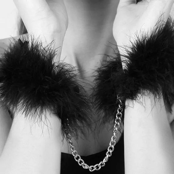 Наручники с перьями Bijoux Indiscrets черные, OS sexstyle | Зображення 2