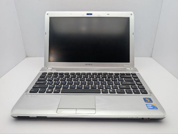 Ноутбук Sony VPC S111FM / 13.3" (1366x768) TN / Intel Core i5-430M (2 (4) ядер по 2.2 - 2.5 GHz) / 6 GB DDR3 / 320 GB HDD / Intel HD Graphics / WebCam / АКБ не тримає б/в | Зображення 2