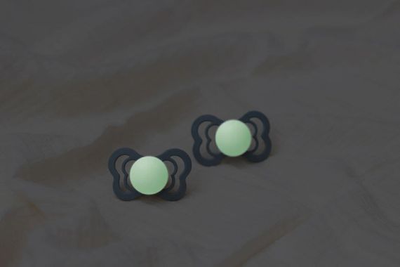 Соска пустушка BIBS Supreme Silicone Symmetrical (симетрична) 0-6 міс – Vanilla GLOW (світиться в темряві) | Зображення 1