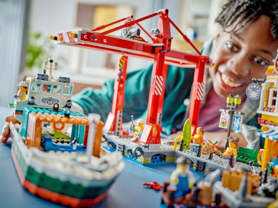 Конструктор LEGO City Морська гавань із вантажним судном 60422 | Зображення 9