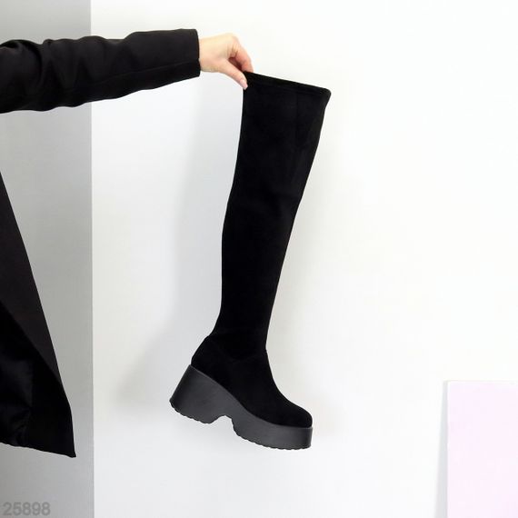 Эффектные легкие черные замшевые ботфорты стрейч еврозима на платформе | Зображення 5