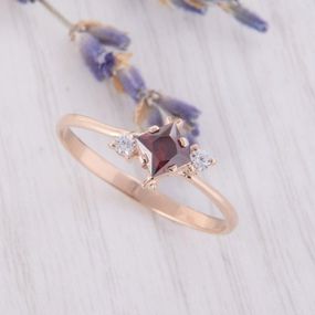 Кольцо из красного золота с гранатом 18.5