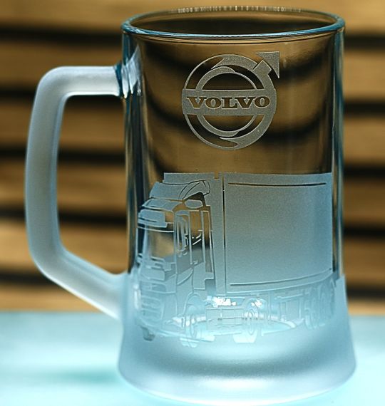 Пивной бокал 670 мл Volvo Truck Вольво подарок для дальнобойщика кружку с гравировкой грузовика