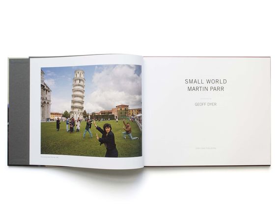 Книга лучшие фотографы мира работы Мартина Парра Martin Parr "Small World" подарочные книги для фотографов | Зображення 1