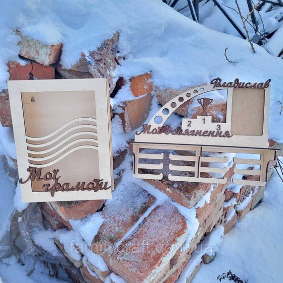 Именная медальница с полкой для кубков фоторамкой и коробом для грамот А4 деревянная 39 см | Зображення 7